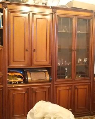 Mobile  soggiorno classico in legno con vetrina
