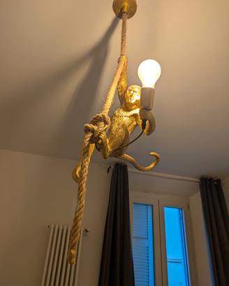 Lampada a sospensione scimmia dorata con corda 