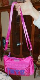 borsa color fucsia e scritta viola