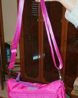 borsa color fucsia e scritta viola