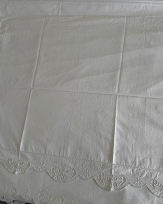 Lenzuolo di sopra e federe intagliate a mano