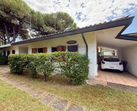 Villetta a schiera con giardino e portico