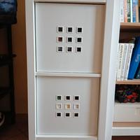 Mobile contenitivo KALLAX con piedini in legno.