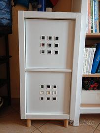 Mobile contenitivo KALLAX con piedini in legno.