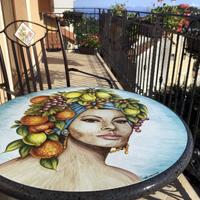 Strepitosi tavoli artistici in pietra lavica