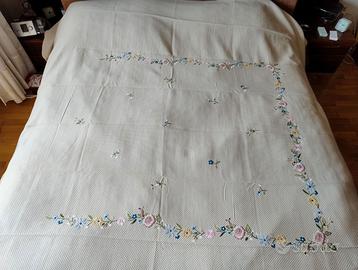 Copriletto matrimoniale piquet ricamo a mano