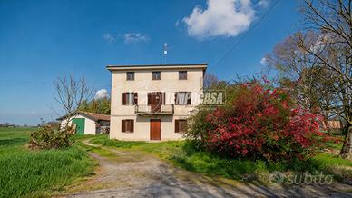 Ampia porzione di casa indipendente con giardino -
