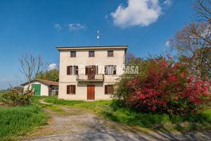 Ampia porzione di casa indipendente con giardino -