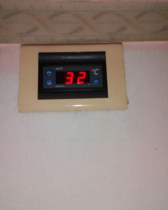 Regolatore di temperatura per refrigerazione