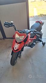 Moto Ducati Peg-Perego con casco Ducati