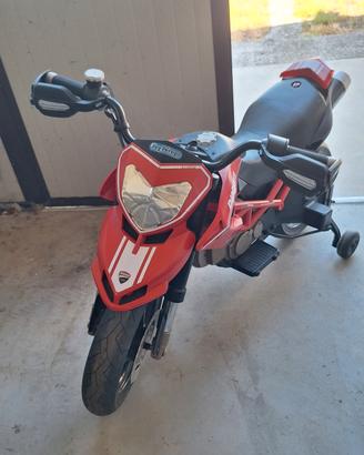 Moto Ducati Peg-Perego con casco Ducati