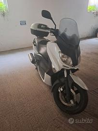 YAMAHA X-MAX 250