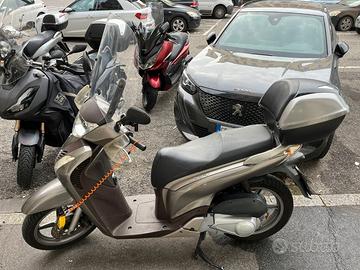 Honda SH 125 con bauletto parabrezza