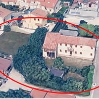Casale a Paese e lotto edificabile confinante