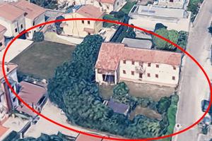 Casale a Paese e lotto edificabile confinante