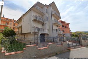 Palazzina multifamiliare con garage e giardino