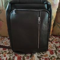 zaino in pelle per laptop con attacco USB