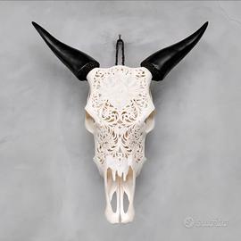 Teschio di mucca intagliato con motivo floreale