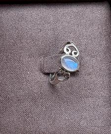 Anello con pietra di luna