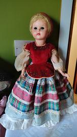 bambola in plastica dura 