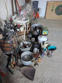 vari oggetti vintage antichi