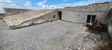 MONTEROSSO ALMO centro intero stabile con giardino