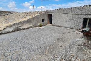 MONTEROSSO ALMO centro intero stabile con giardino