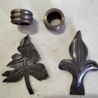 Foglie e borchie tornite in ferro battuto