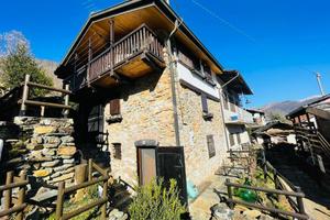 CASA SEMINDIPENDENTE A TRAVES