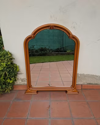 Specchio Classico in Legno Sagomato con Intagli 