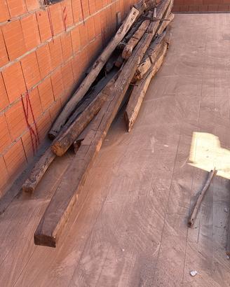 Travi e travetti in legno.