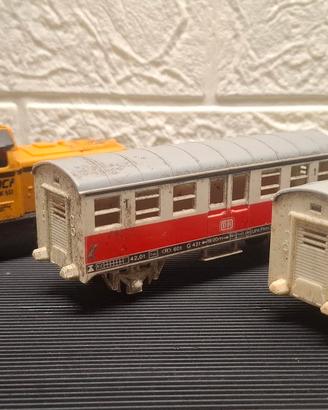 Trenino vagone con locomotiva anni 80