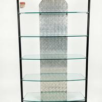 Scaffale con struttura in metallo nero e ripiani