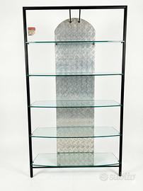 Scaffale con struttura in metallo nero e ripiani