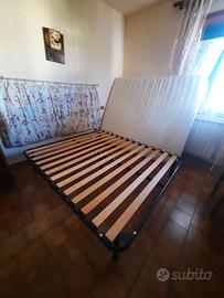 Letto matrimoniale a doghe con materasso.