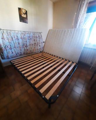 Letto matrimoniale a doghe con materasso.