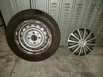 Cerchi in ferro con copertoni Nissan NV200 Evalia