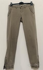 Jeans verde con borchie