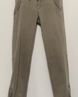 Jeans verde con borchie