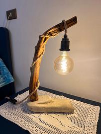 Lampada artigianale da tavolo in legno di quercia