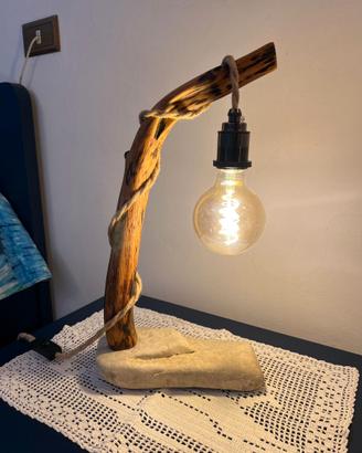 Lampada artigianale da tavolo in legno di quercia