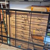 cancello in ferro battuto con serratura e chiavi