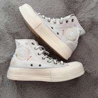 Converse con fiori colorati ricamati sopra.