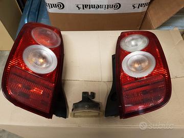 FARI POSTERIORI + LUCE TARGA MICRA DEL 2005