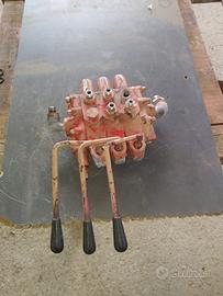 distributore idraulico a 3 leve 