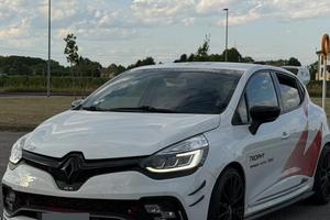 clio 4 rs trophy 220