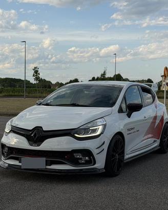 clio 4 rs trophy 220