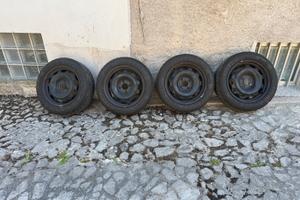 Cerchi in ferro con gomme invernali peugeot 208
