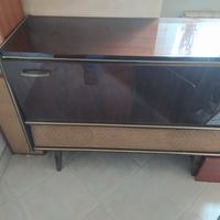 Mobile radio giradischi con casse.