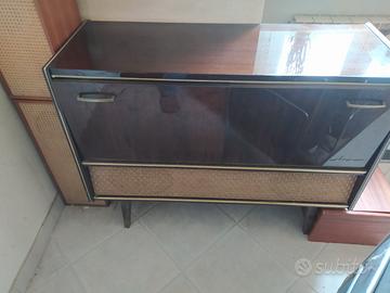 Mobile radio giradischi con casse.